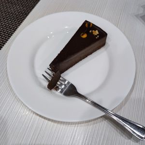 narancsos csokis vegán tortaszelet 😋 at Hanna cukrászda in Siklos