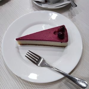 erdei gyümölcsös vegán sajttorta 😋 at Hanna cukrászda in Siklos