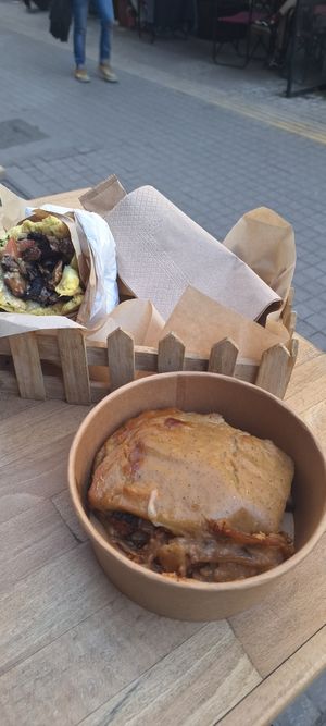 Mousakas e Sanduíche de cogumelo at Mushroom in Thessaloniki