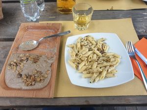 We order faricchiata (a cream made with roveja, a tipe of wild bean) with oil and mushrooms and pasta with truffle, we order also cicoria and violatri, very good kind of wild spina at Lu Soccio in Perugia