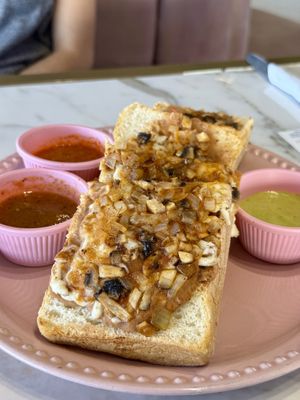 molletes no olvides pedir cambio a queso y chorizo vegano  at Moracuyá in Monterrey