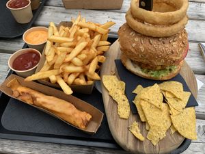 Vega loempidel, fries, vegan cajun burger    at Frituur Hazegras in Oostende