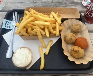 Small Fries - Vegan Mayo - Poulycroq (behind the fries) - Vegan mix buitenhaus (Curry + chickpeas, curry + chick’n, rice + fake ground meat, vegetables)   at Frituur Hazegras in Oostende