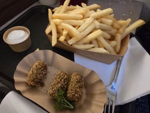Medium and seaweed croquettes and veganaisevega at Frituur Hazegras in Oostende