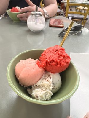 Himbeer-Minze, Wassermelone und Tonka-Cookie  at Kugelpudel in Bochum