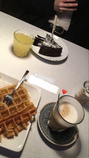 Apple waffle, chocolate cake, lemonade and latte macchiato at Kugelpudel in Bochum