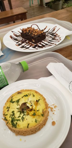 Quiche de alho poró e brownie at Veg Veg in Curitiba
