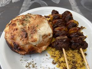 Pão de alho com espetinho 🤩  at Veg Veg in Curitiba