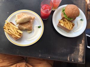 Fake Frango com fritas e hambúrguer de lentilhas  at Veg Veg in Curitiba