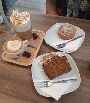 Caramel macchiato + flat white ☕ with pumpkin spice loaf 🎃 and blackberry crumble tart 🥧 at Koek van Nouk in Arnhem