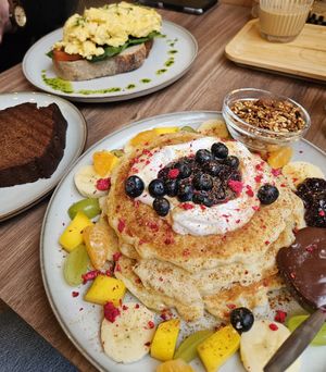 Vegan pancakes, vegan banenbrood en scrambled eggs in de achtergrond at Koek van Nouk in Arnhem