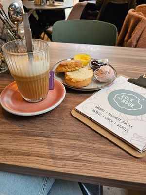 Latte machiato en scone at Koek van Nouk in Arnhem