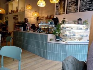 The till and two vitrines with cookies and cakes at Koek van Nouk in Arnhem