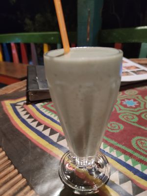 Banana shake with Spirulina at Daauw Home in Huay Xai