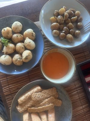 Ofenkartoffeln, Tempeh und Tofu mit Lombok Soße, Zepolelle die Alghe (Frittierte Teigbällchen mit Algen)  at Gili Asahan Eco Lodge & Restaurant in Gili Asahan