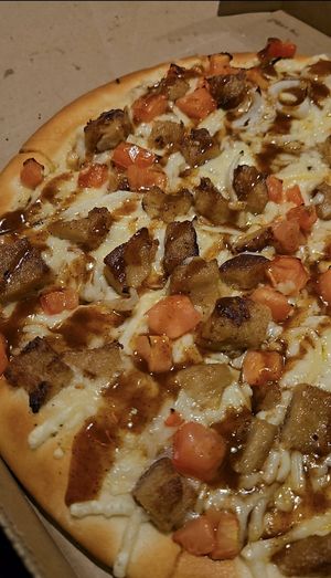 jerk chick'n pizza 🍕🔥😋 at Mike's Vegan Grill in Charlotte