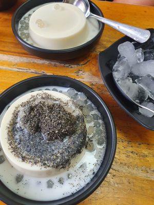 Soya milk pudding with coconut milk, pearls and black sesame at Tào phớ Jelly Bean in Hanoi