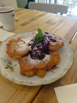 Apple pancakes at Vegan Friends Kitchen in Warsaw