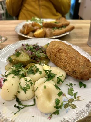 Mock-Chicken mit schlesischen Kartoffel-Dumplings & Saure-Gurken-Salat ⭐️⭐️⭐️⭐️⭐️  at Vegan Friends Kitchen in Warsaw