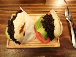 Hoy fui a cenar a este restaurante. Casi por casualidad llegué y luego al abrir la App de Happy Cow, comprobé que estaba en el listado. Ordené dos arepas vegenas que contenian p at Venco in Salta