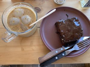 Latte frío + brownie #Veganuary at RURAL in Cochamo