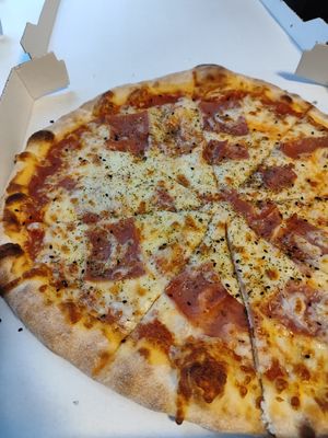 Vegan ham pizza at Buon Gusto Pizzeria in Leipzig