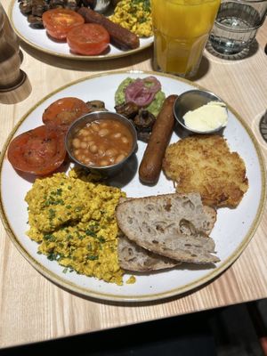 Fully vegan breakfast with added avo  at Greasy Spoon @ Playhouse Teater in Stockholm