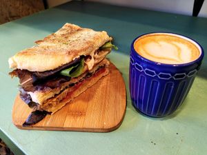 Vegan sandwich with seitan at Rawa Speciality Coffee in Granada