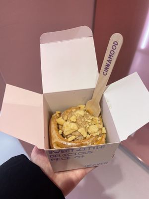 Kinder Bueno Cinnamon roll   at Cinnamood in Vienna