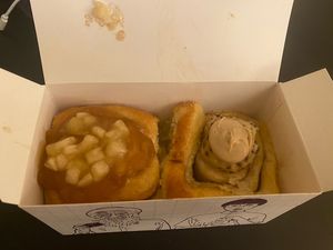 „apple pie“ and „cookie dough“ cinnemon roll   at Cinnamood in Vienna