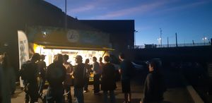 Foodtruck by night and a long que at Loving Hut Express in Antwerpen
