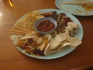 Weird snack plate I orderd and returned by accident might not be vegan at Yo La Tengo - 뮤직펍, 욜라탱고 in Daejeon