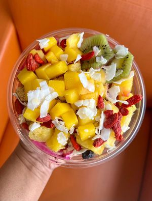 Goji Pitaya bowl, minus honey. Topped with mango, pineapple, kiwi, coconut flakes and goji berries. So freaking delicious! 😋  #Veganuary at Playa Bowls  in Dayton
