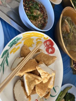 Fried tofu with yummy sweet and sour peanut sauce. เต้าหู้ทอดเจ้าดังของชนแดน อร่อย โดยเฉพาะน้พจ at Atorn Jay Food - อาทรอาหารเจ in Phetchabun