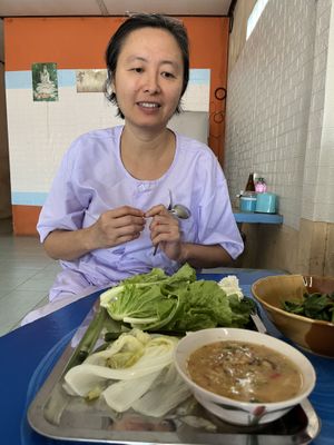 พี่เจ้าของร้านใจดีมาก ยกมาให้ทั้งถาดผักต้ม ผักสด สำหรับทานกับน at Atorn Jay Food - อาทรอาหารเจ in Phetchabun