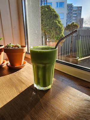 Mango spinash smoothy at Daržo Dubuo in Vilnius