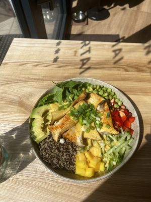 Oyster bowl with quinoa, bell pepper, cucumber, mango, spinach, avocado and edamame. National flag colours on a plate 💛💚❤️  at Daržo Dubuo in Vilnius