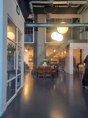 Zicht op de bakkerij at Kometen Brood & Café in Amsterdam