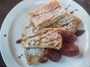 Op verzoek: plantaardige wentelteefjes van focaccia at Kometen Brood & Café in Amsterdam