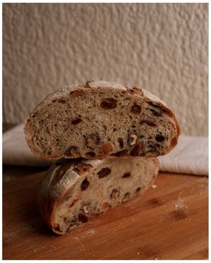 Pan de corteza de nueces y pasas at Cuenco Panadería Artesanal in Cundinamarca
