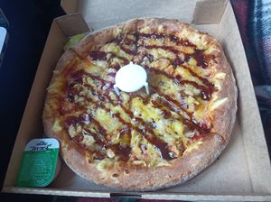 Pizza vegan BBQ Non Chicken original crust at Papa John's in Frankfurt