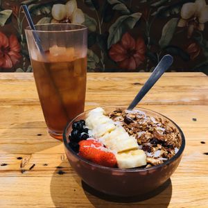 Açaí bowl and iced tea at Hiking Hawaii Cafe in Honolulu