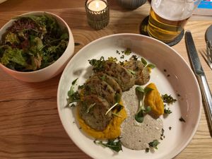 Das sind Knödel, die ich im Januar 2024 hatte. Sie stehen inzwischen nicht mehr auf der Karte.  at Frieda in Kassel