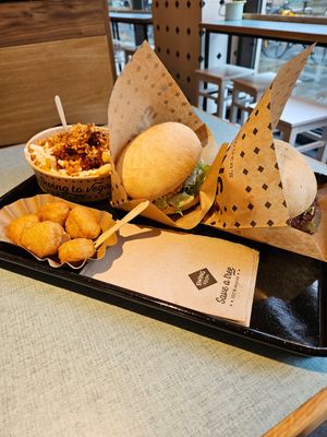 Chili Cheese Bites, Garlic Fries, Pink Burger und Bacon Burger. at Swing Kitchen in Leipzig