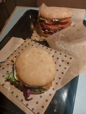 Pink Burger and Bacon Burger at Swing Kitchen in Leipzig