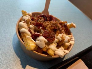 Pommes mit getrockneten Tomaten at Swing Kitchen in Leipzig