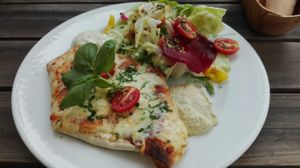 Filled tortilla with veggies and homemade dips at P'aa Restaurant Lounge in Linz