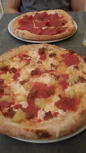 Pizza con mozzaVeg, salsiccia Heura, patate al forno e pizza con crudoVeg, mozzaVeg e funghi. at Rapsodia in San Felice Sul Panaro