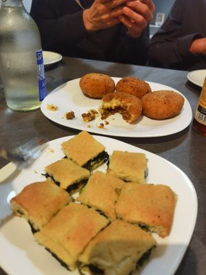 Arancini e gnocco con provola e scarola at Rapsodia in San Felice Sul Panaro