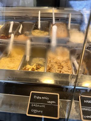 Gelato flavors   at Lato 15 in Rome
